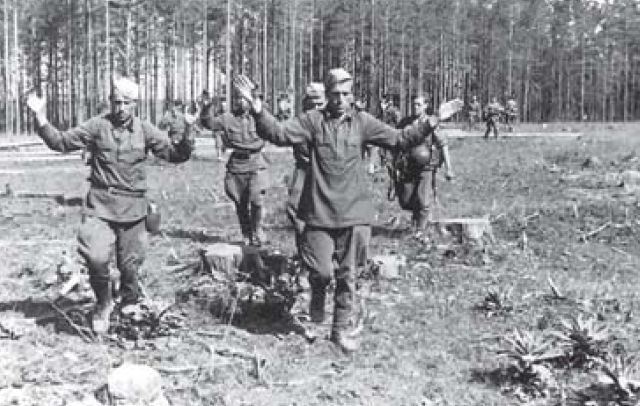 25 de Mayo de 1942. Soldados soviéticos se rinden a las tropas alemanas en el saliente de Barvenkovo
