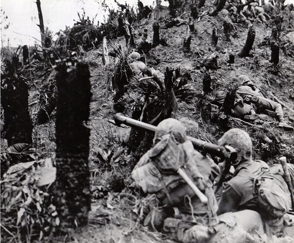 Marines armados con una bazoca durante la batalla de Okinawa