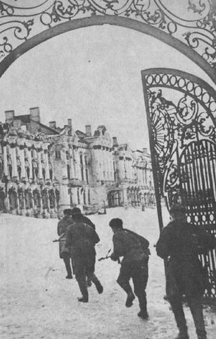 Tropas soviéticas en Pushkin, tras la ruptura del cerco. En la imagen, tropas del 110 Cuerpo de Fusileros en el Palacio de Catalina. 24 de enero de 1944