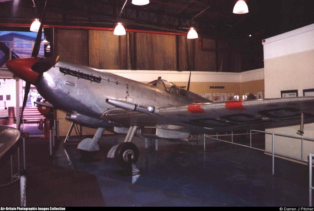 Supermarine Spitfire F Mk VIII con número de Serie JF294 conservado en el South African National Museum of Military History en Johannesburg, Sudáfrica