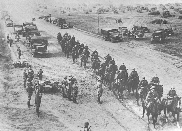 Infantería alemana avanzando en los primeros días de la invasión