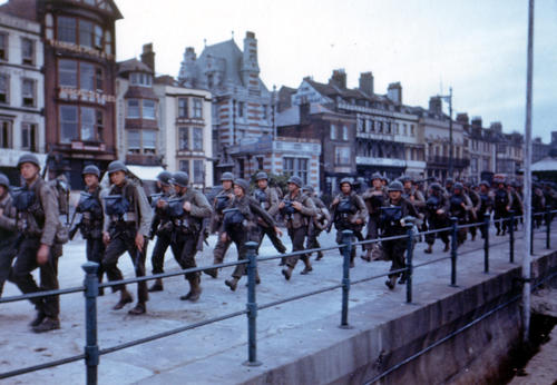 Miembros del 2nd Batallón de Ranger marchando por las calles de Weymouth, Inglaterra