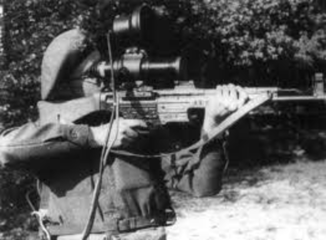 Un soldado británico con una Stug 44 capturada