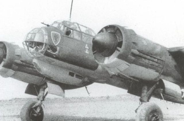 Bombardero Junkers Ju 88A fotografiado en un aeródromo durante la campaña de los Balcanes. Abril 1941
