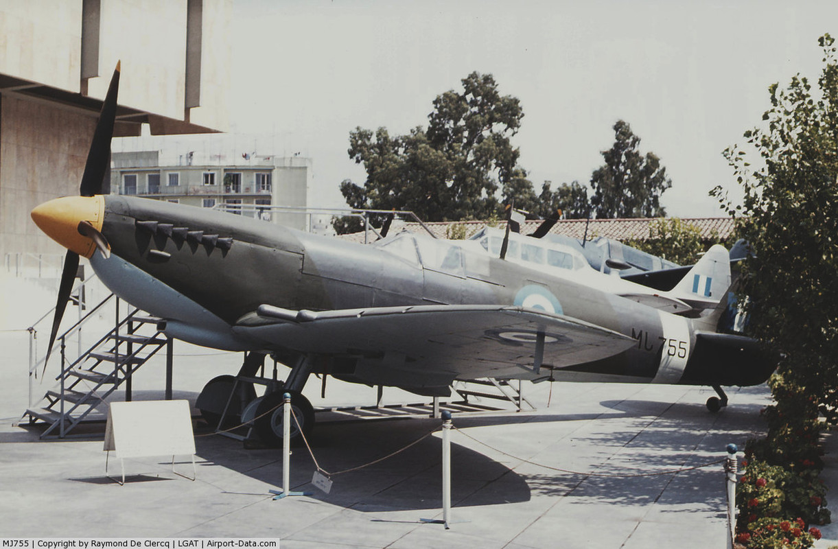 Supermarine Spitfire LF.IXc con número de Serie MJ755 conservado en el The Hellenic Air Force Museum en Dekeleia en Attika, Grecia