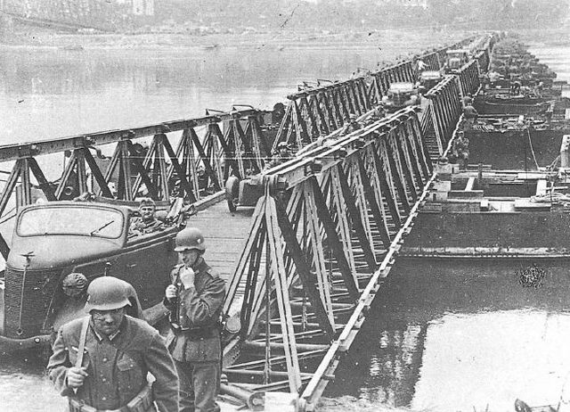 Puente construido por ingenieros germanos sobre el Vístula en las proximidades de la ciudad de Bydgoszcz