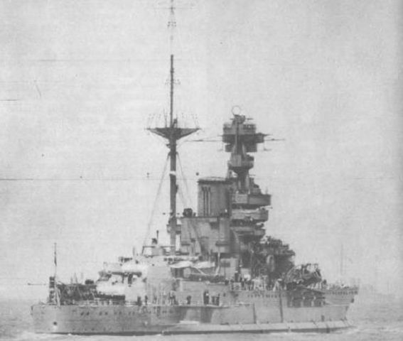 Los acorazados británicos Warspite y Valiant ayudaron con su poderosa artillería a las tropas aliadas de las playas. En la imagen el HMS Valiant