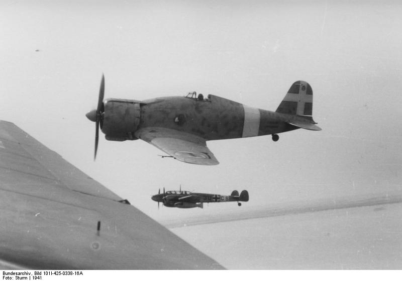 Fiat G.50 y un Messerschmitt Me 110 código de 3U CS del Escuadrón Nº26 CR 26 en el Norte de África