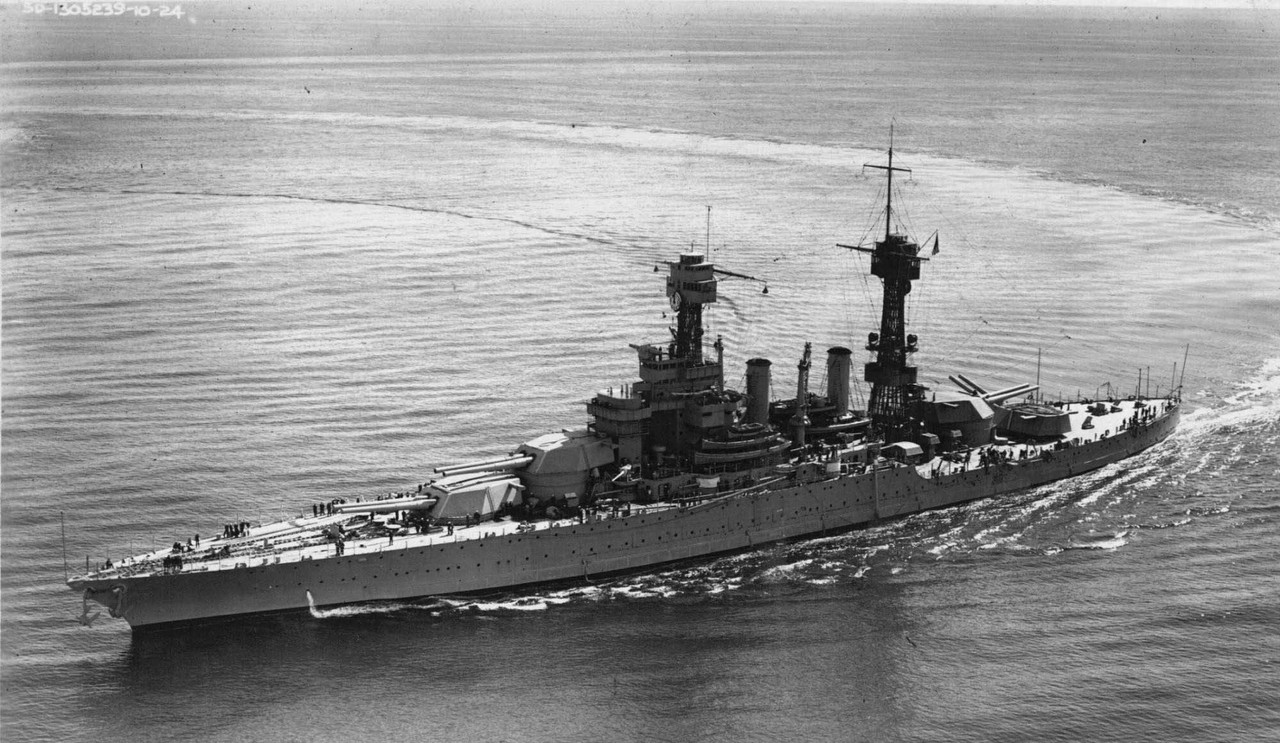 EL USS Colorado realizando un giro cerca de San Diego, en octubre de 1924