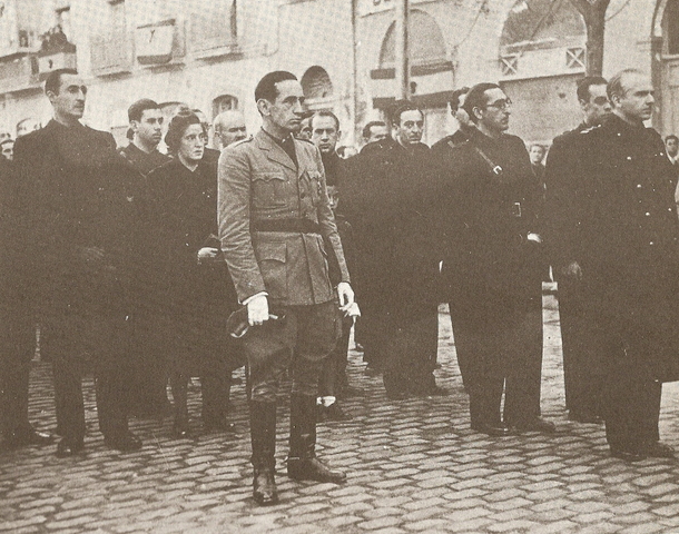 Muñoz Grandes, en el centro, junto a otros dirigentes falangistas
