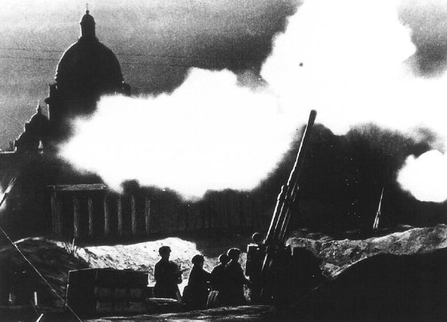 Artillería antiaérea soviética abriendo fuego sobre la aviación alemana en el barrio de la catedral de San Isaac