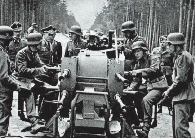 Inspeccionando un montaje cuádruple de 20 mm de las Waffen SS