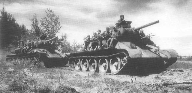 Tanques T-34 76 modelo de 1943 durante la batalla de Kursk. Julio de 1943