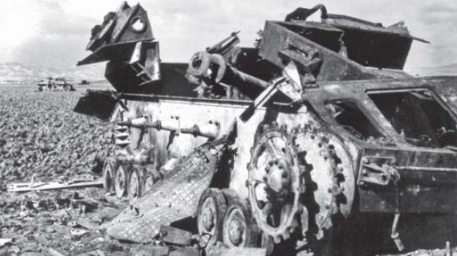 Panzer IV de la División Hermann Goering puesto fuera de combate al norte de Gela por unidades de la 1ª División de Infantería de los EE.UU.