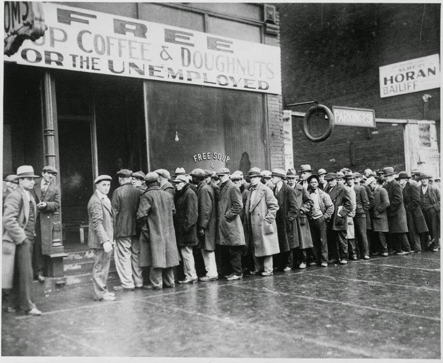 Desempleados hacen cola para obtener sopa, café y rosquilla gratis. Chicago, 1931