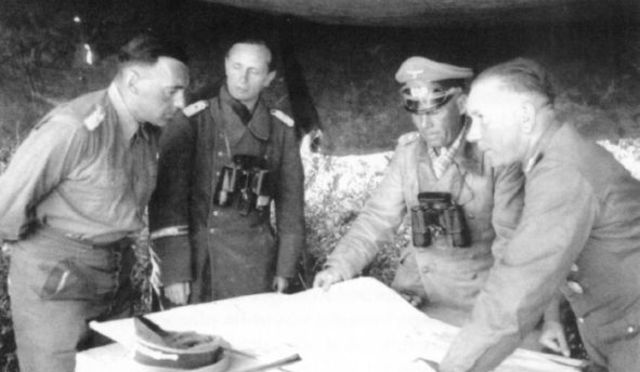 Rommel visitando el Cuartel General del Afrika Korps. De izquierda a derecha, el coronel Fritz Bayerlein, teniente coronel Mellenthin, Rommel y el general Walther Nehring