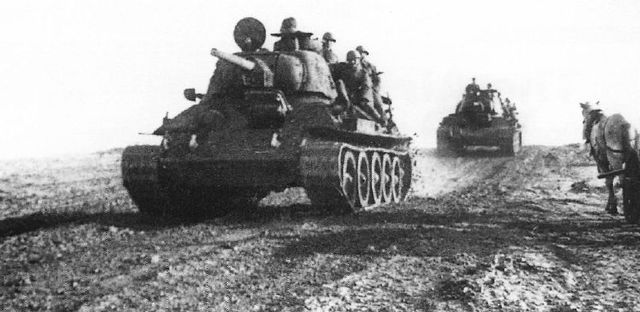 Tanques T-34 se dirigen hacia el frente para reforzar sus líneas