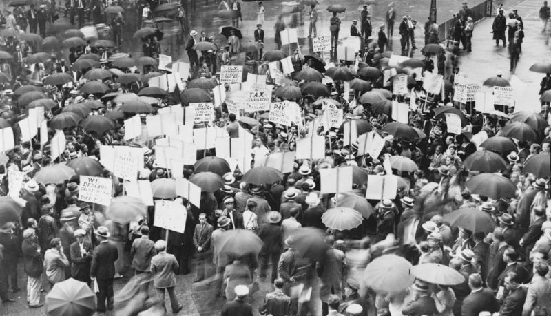Manifestantes fuera del Banco de los Estados Unidos después de su fracaso en 1931