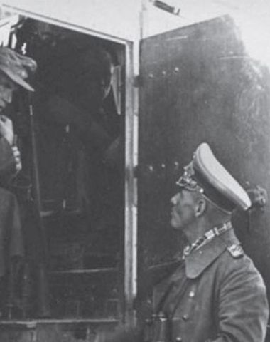 Rommel hablando con un miembro de su personal sentando en el interior del Mammut, un vehículo británico de mando capturado que Rommel utilizó frecuentemente durante la primera parte de la campaña en el Norte de África