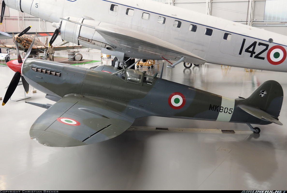 Supermarine Spitfire Spitfire LF Mk.IXc con número de Serie MK805 conservado en el Vigna di Valle Museum en Bracciano, Roma, Italia