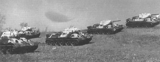 Compañía de carros T-34 76 avanzado hacia las posiciones de vanguardia alemanas