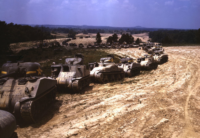 Un desfile de tanques M-3 en la formación de las maniobras, en Fort Knox, Kentucky y de varios M-4. Fotografiado en junio de 1942