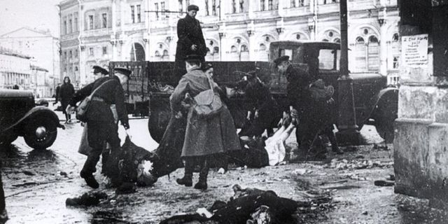 Tropas soviéticas retirando los cadáveres de civiles muertos por el fuego de la artillería germana en la Plaza Vosstaniya. Durante los 4 últimos meses de de 1941, unos 4.000 civiles murieron por el fuego de la artillería alemana