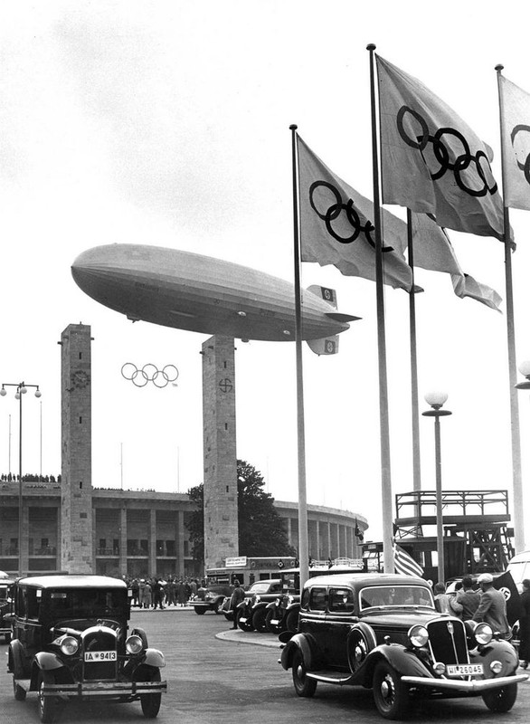 Hindenburg sobrevuela el estadio de los Juegos Olímpicos de Berlín de 1936