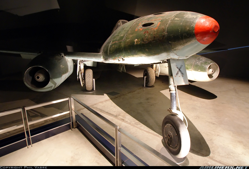 Messerschmitt Me 262A-2 Schwalbe, Nº de Serie 500200 está en exhibición en el Australian War Memorial en Mitchell, Australia