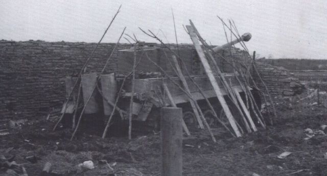 Tiger del Kampfgruppe Strachwitz oculto tras una construcción semiderruida