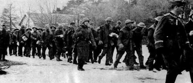 Prisioneros británicos siendo escoltados por sus captores alemanes