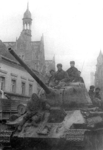 Tanque T-34 85 del 1er Frente Bielorruso en Posen, febrero de 1945