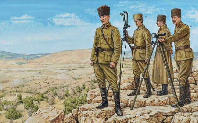 El Mariscal de Campo Kemal y sus generales, en la colina de Kocatepe, de izquierda a derecha, Mustafa Kemal, Ismet, Fevzi y Nurettin, observan el inicio de la ofensiva la mañana del 26 de agosto de 1922