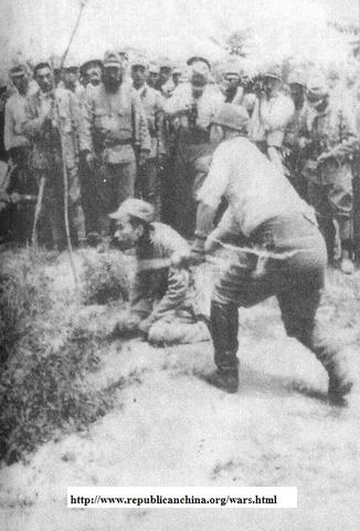 Un oficial japonés se dispone a decapitar a un prisionero