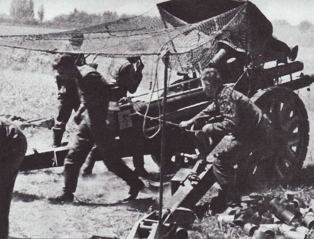 Artillería de la Das Reich en acción durante la campaña de Francia. En la imagen, los artilleros manejan un obús le. FH 18 de 105
