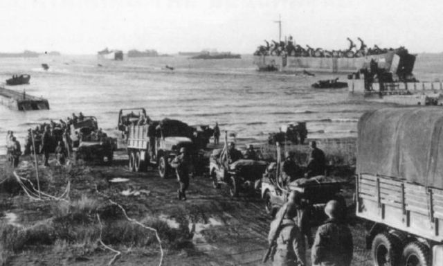 Columna motorizada de la 3rd Division en X-Ray beach. Al fondo una LST