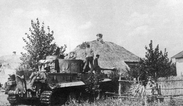 Tiger de la 3 Kompanie del 503 S. Pz. Abt. en una aldea rusa. Verano de 1943
