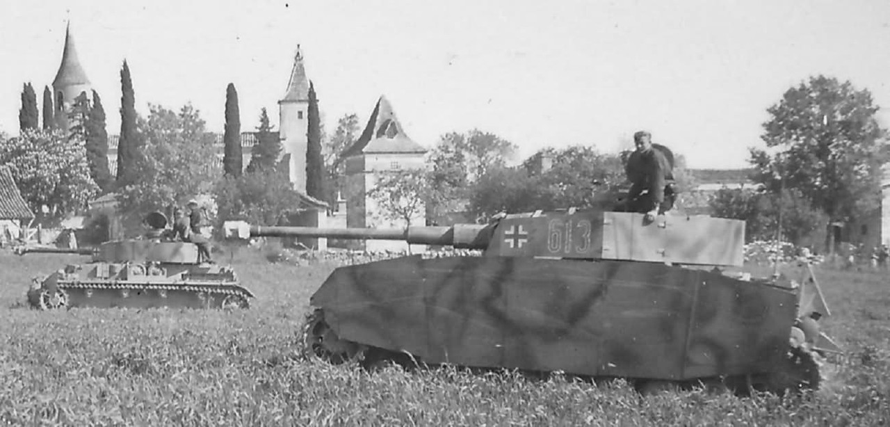 Panzer IV, en 1944 atrás se puede observar otro carro del mismo modelo pero con blindaje adicional solo en la torre
