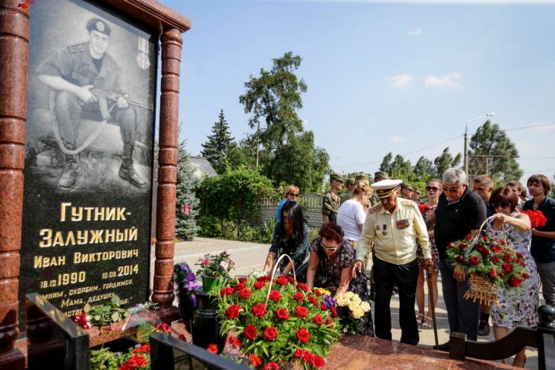 Фото с залужным. Иван Гутник Залужный могила. Иван Викторович Гутник-Залужный. Иван Аникеевич Залужный. Памятник Гутнику на Украине.