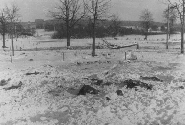 Cuerpos de soldados norteamericanos fusilados por miembros del Kampfgruppe Peiper en Malmedy, Baugnez. Diciembre de 1944. La fotografía fue sacada por el Teniente Coronel norteamericano Williams