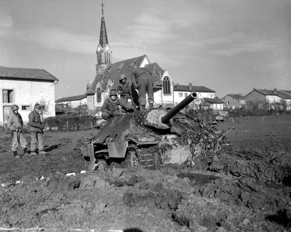 Un cazacarros hetzer destruido cerca de Halloville, Francia en 1944, se puede apreciar que al parecer los proyectiles penetraron en la parte media del carro soltando parte de su Schürzen
