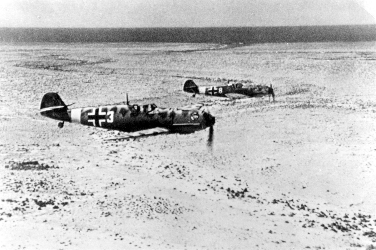 Messerschmitt Bf-109 E-7 del JG27 vuelan sobre las dunas de los desiertos de Cirenaica y Marmarik en el norte de África. Febrero de 1942