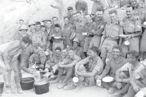 Soldados británicos tomando el rancho durante la campaña en Eritrea
