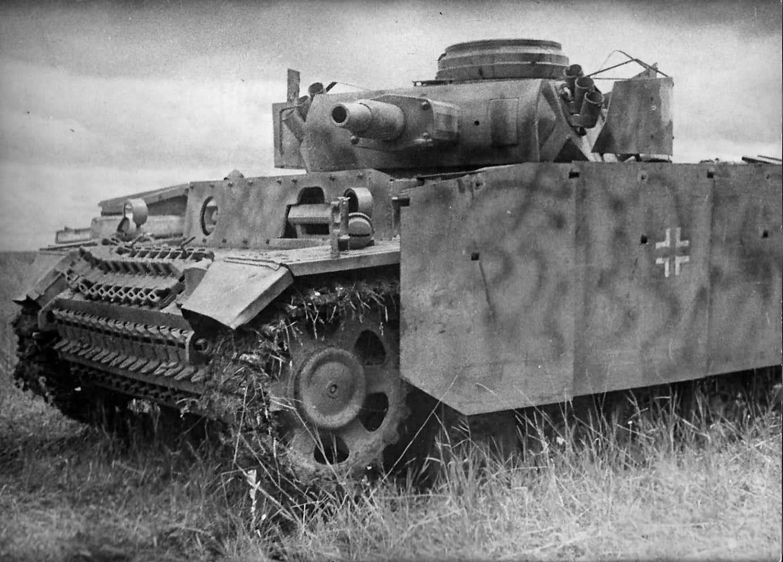 Panzer III, con Schürzen y blindaje extra en el casco