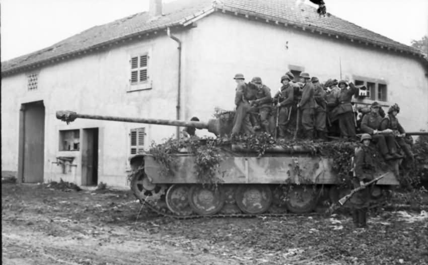 Panther Ausf G en Francia, 1944, con camuflaje y Schürzen completo
