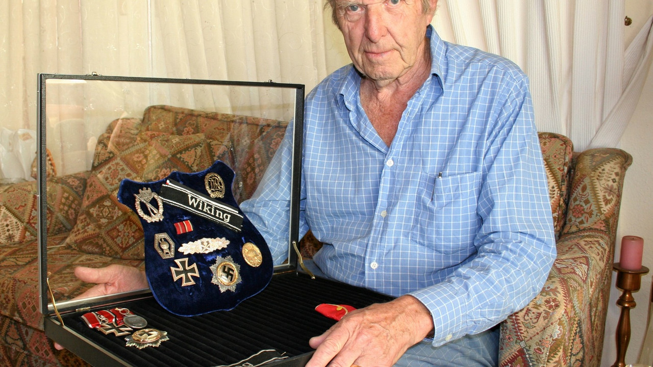 Fredrik Jensen muestra sus medallas en su casa de Estepona, España